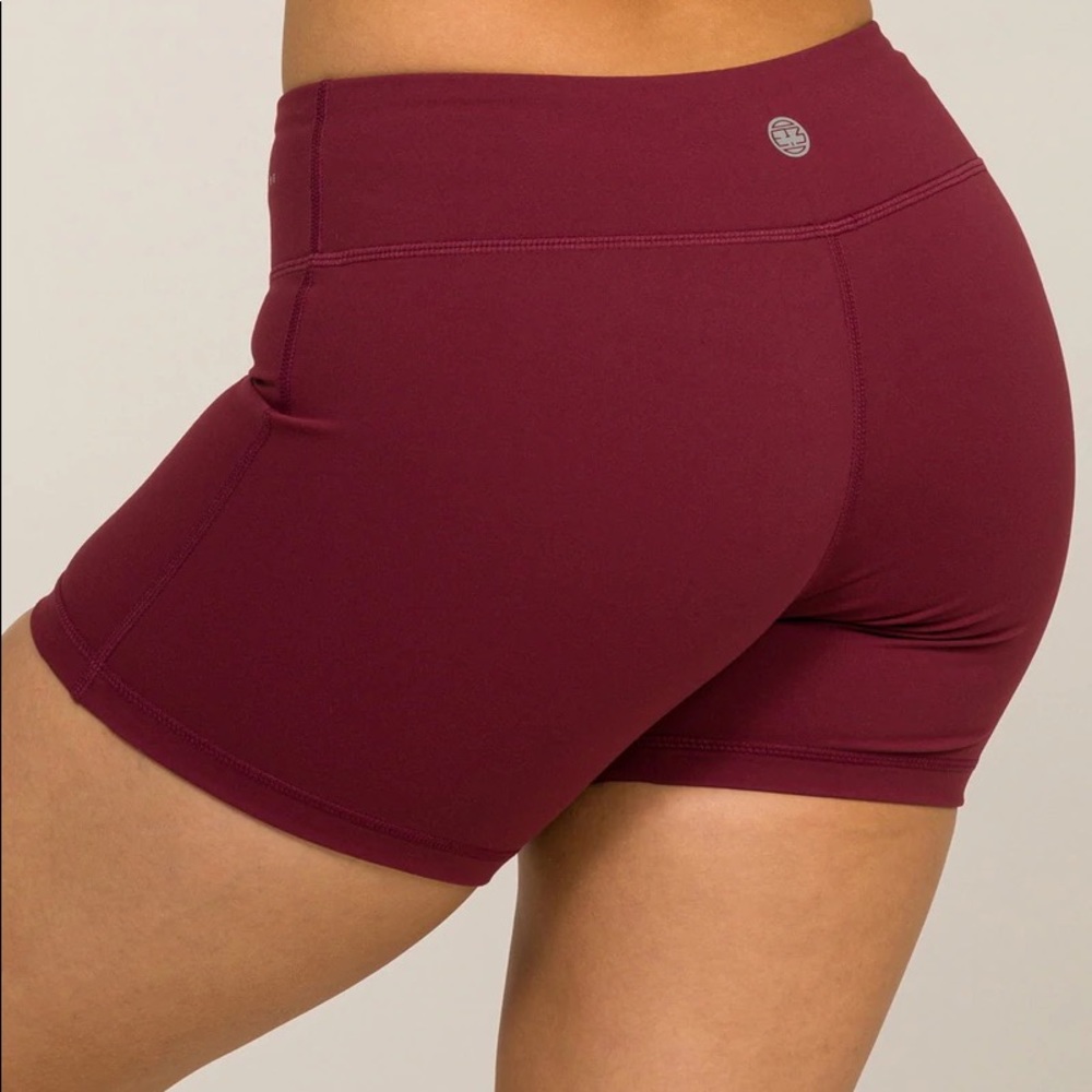 I Am Becoming - FLEX 5-INCH WINDSOR WINE workout shorts
Medium
New with tags